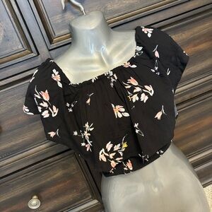 Black floral Kendall & Kylie crop top size small new